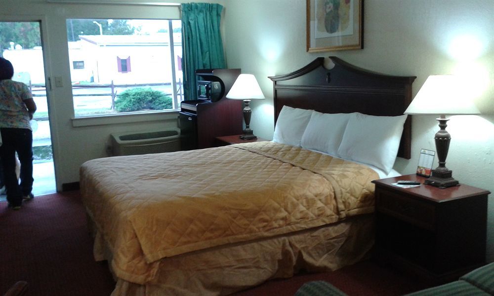 Key West Inn - Newport News Exterior photo